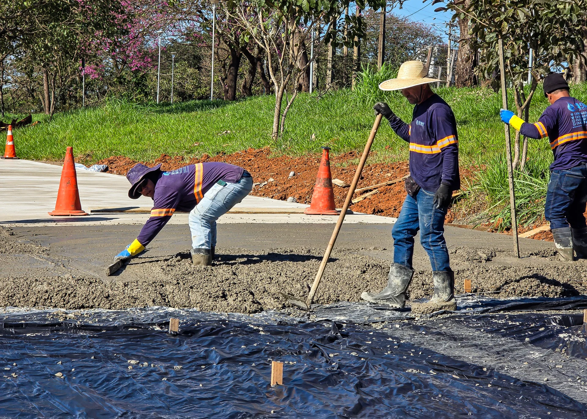 Prefeitura de Santa Bárbara executa obras de bolsão de estacionamento e calçada no Batagin