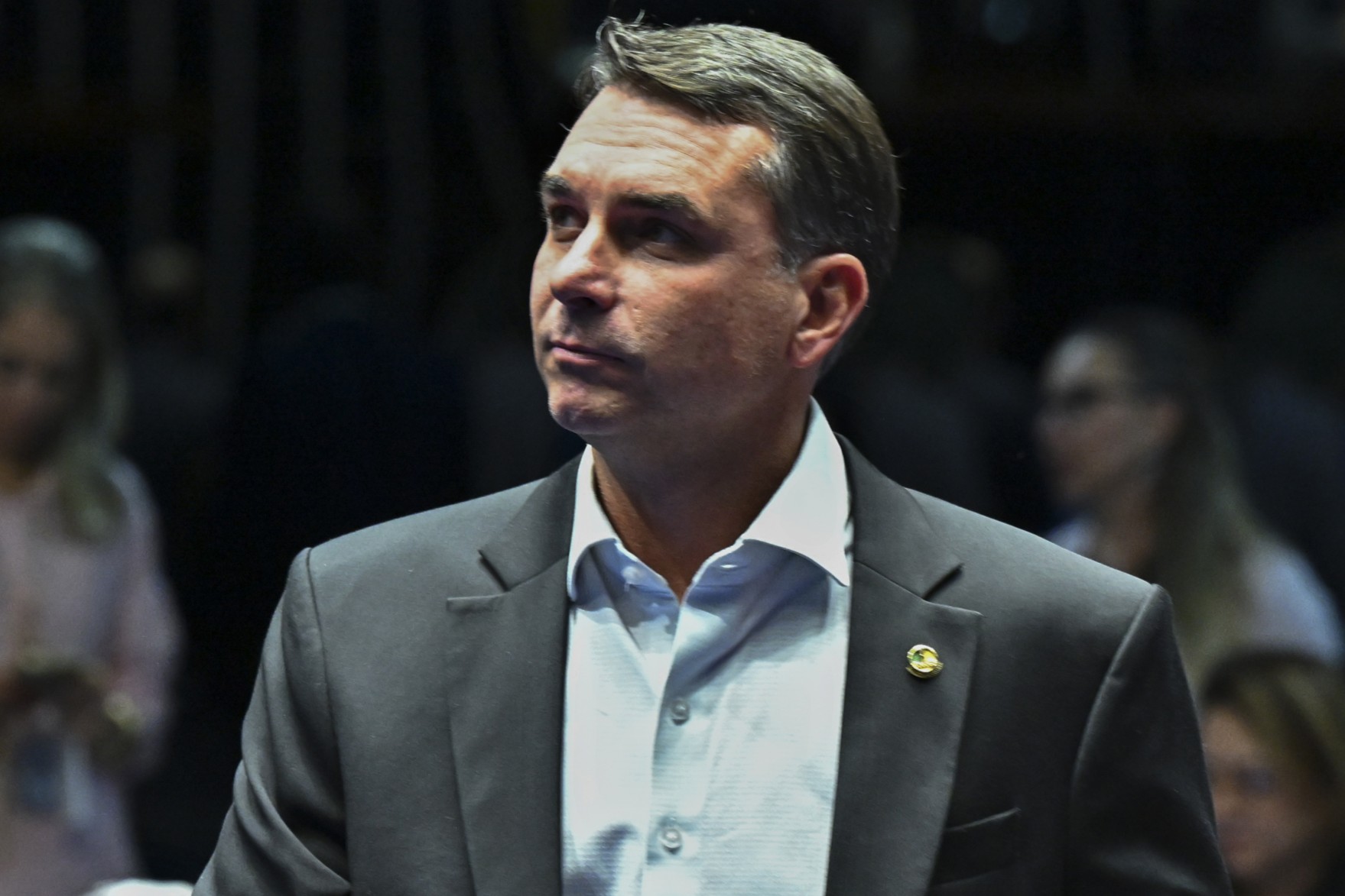 Flávio Bolsonaro participa de audiência nos EUA e defende negociação para evitar tarifa de 25% sobre produtos brasileiros