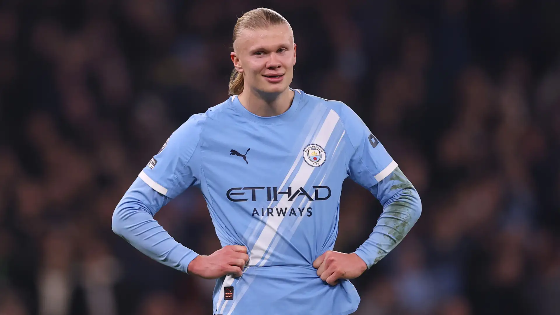 Haaland presenteia Ronaldo Fenômeno com camisa do Manchester City e faz homenagem ao ídolo brasileiro