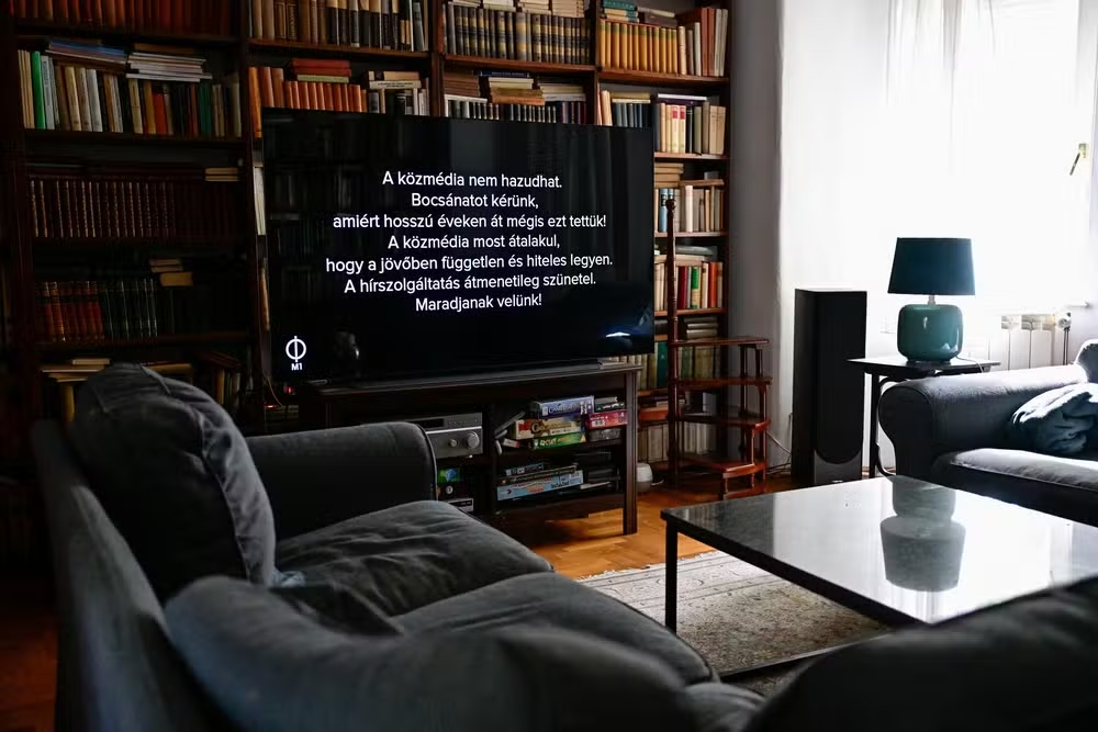Hungria suspende telejornais da TV estatal após mudança de governo e promete reforma na mídia pública