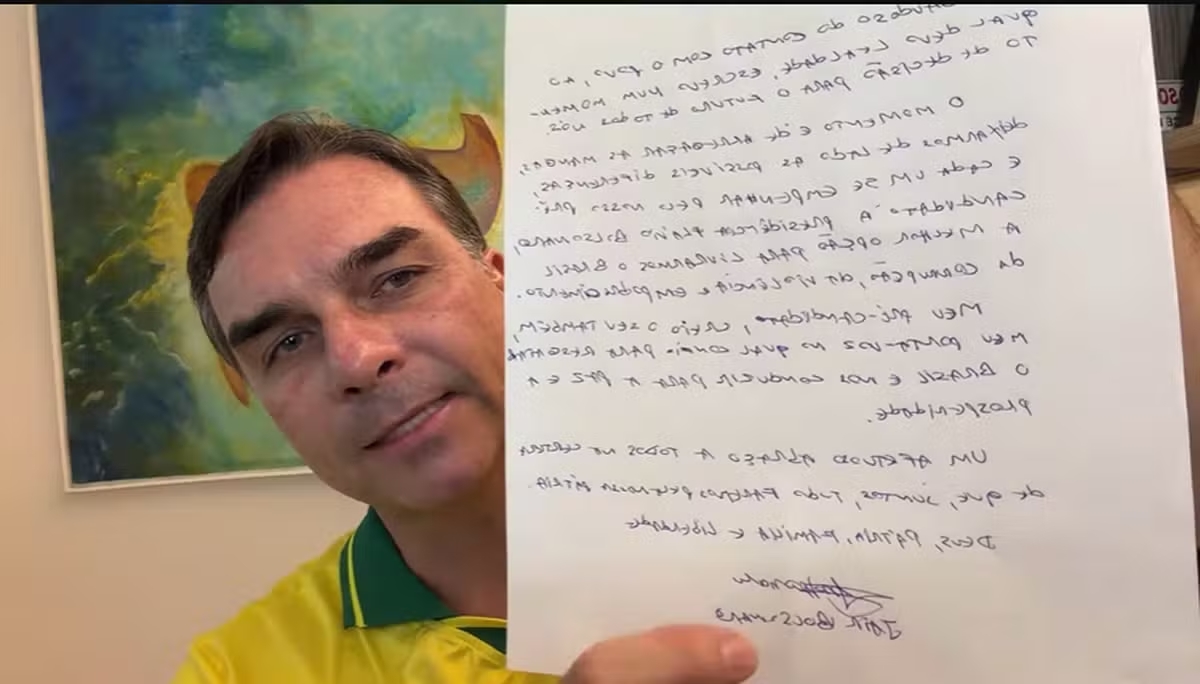 Moraes suspende visitas de Flávio Bolsonaro ao pai por 90 dias após divulgação de carta nas redes sociais