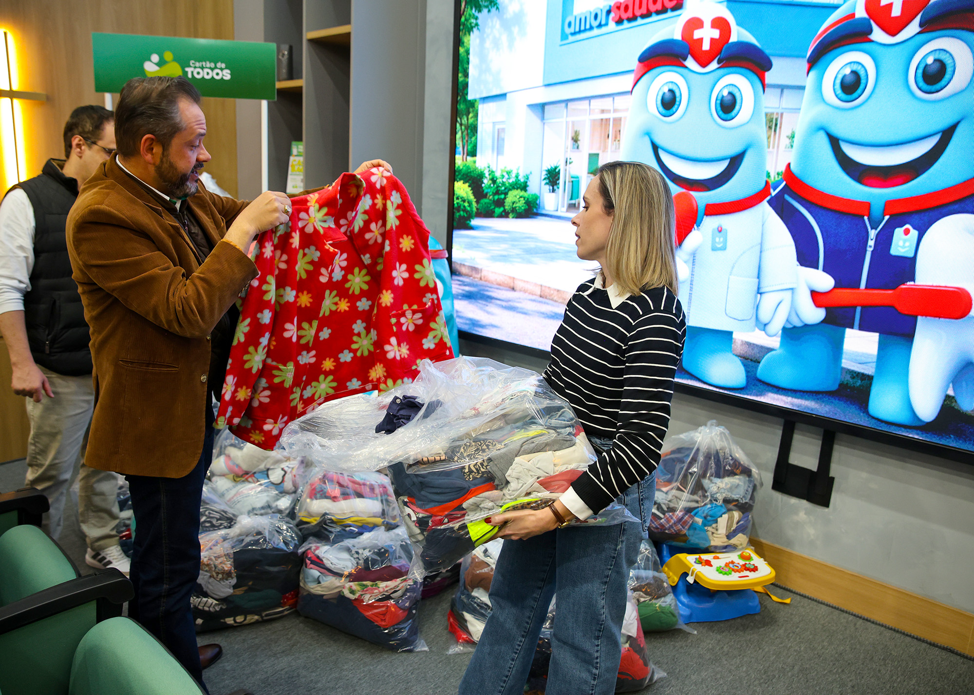 Campanha do Agasalho: primeira-dama de Santa Bárbara recebe doações da Clínica Amor e Saúde e do Cartão de Todos