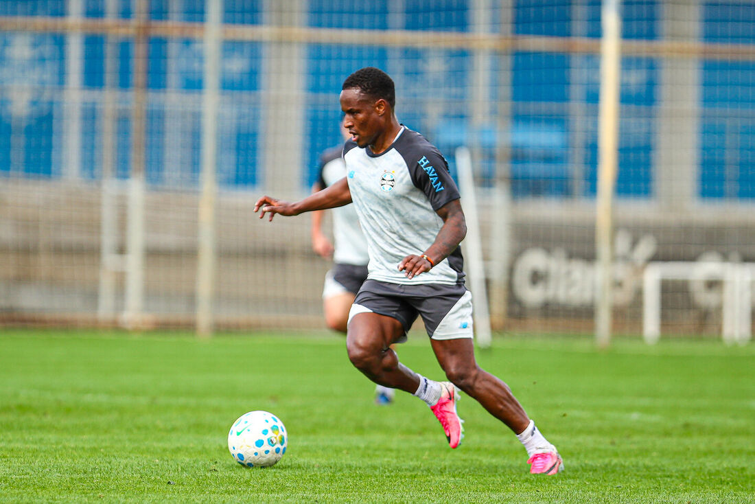Jovane Cabral é apresentado no Grêmio, cita Ronaldinho, Suárez e Luan e revela motivo de aceitar proposta