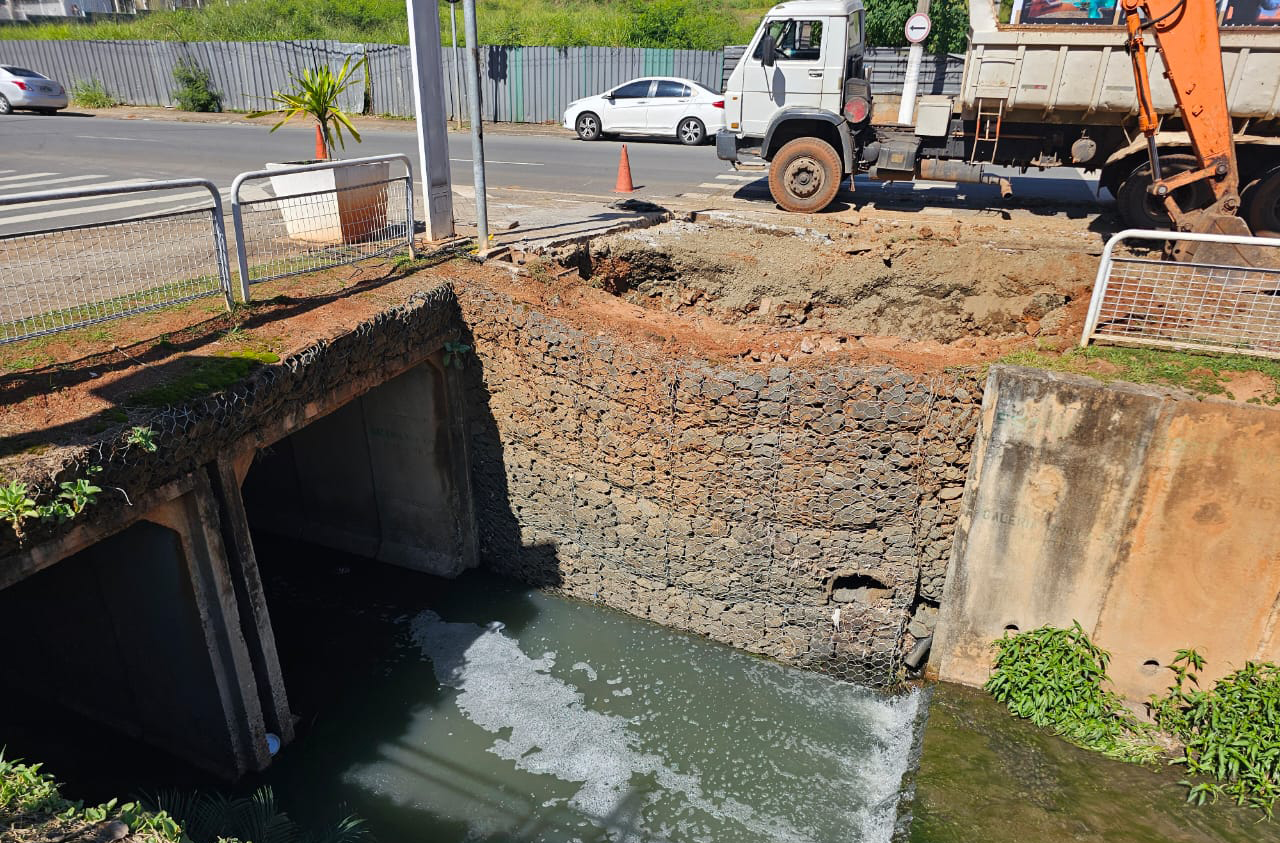 Obra de reparo e manutenção em galeria pluvial segue na Avenida Brasil em Americana até a próxima semana