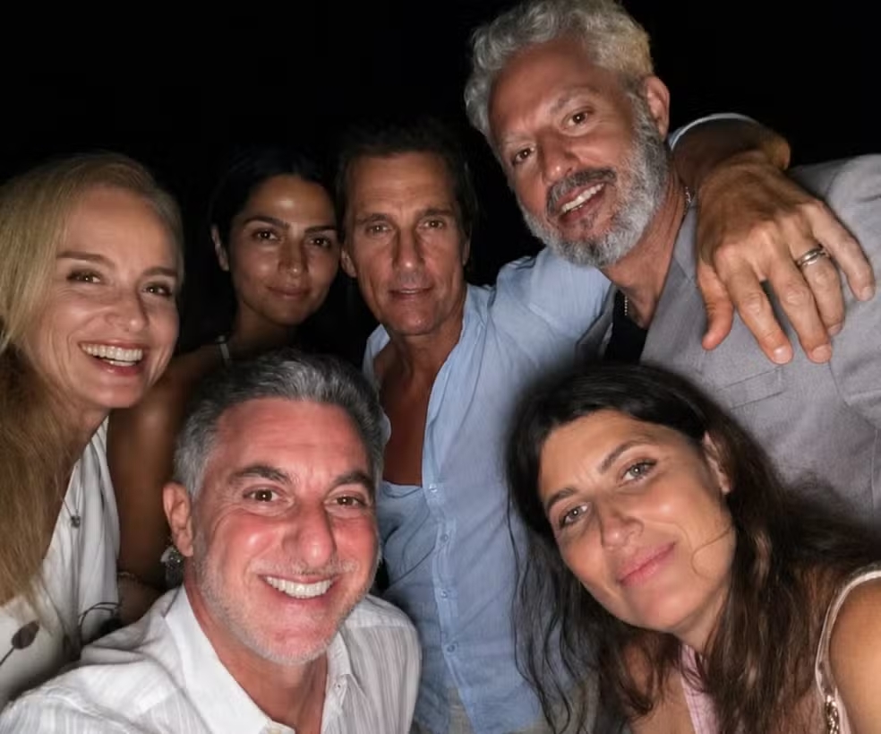 Luciano Huck e Angélica passam férias na Grécia com Matthew McConaughey e Camila Alves.