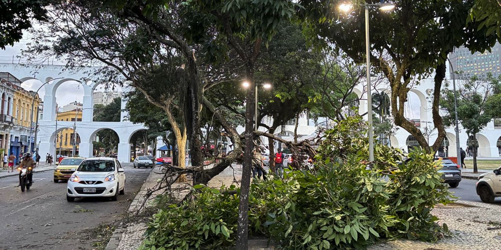 Vendaval no Rio de Janeiro coloca cidade em estágio de alerta, deixa bairros sem energia e afeta transportes