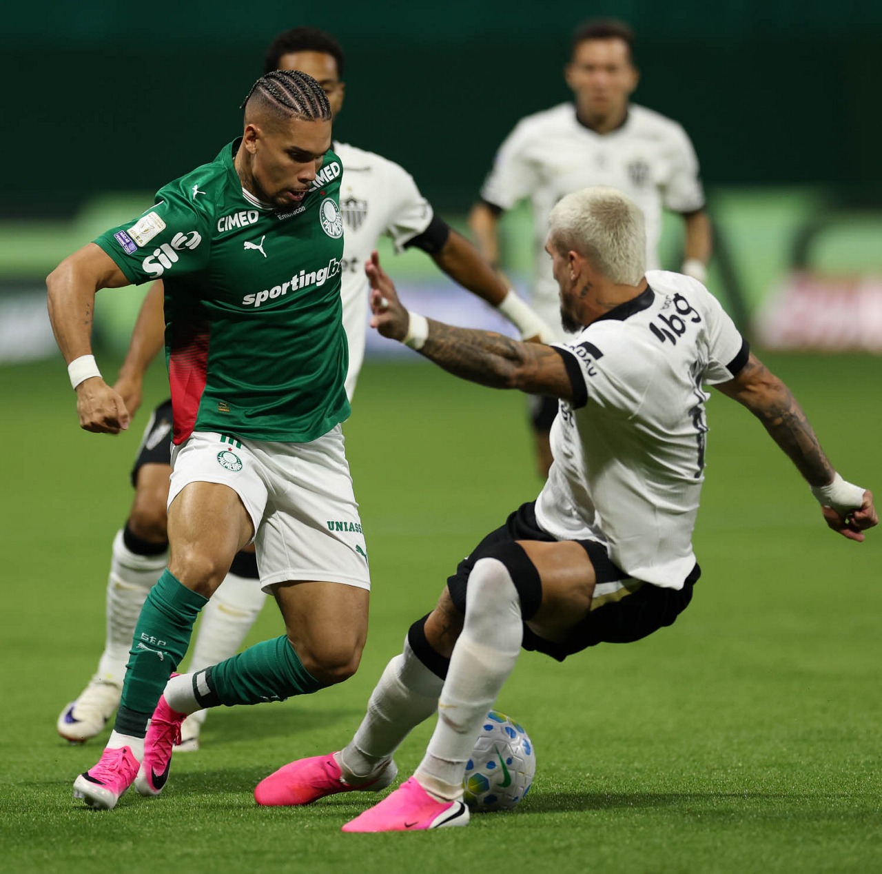 Paulinho sofre nova lesão na coxa e vira desfalque no Palmeiras