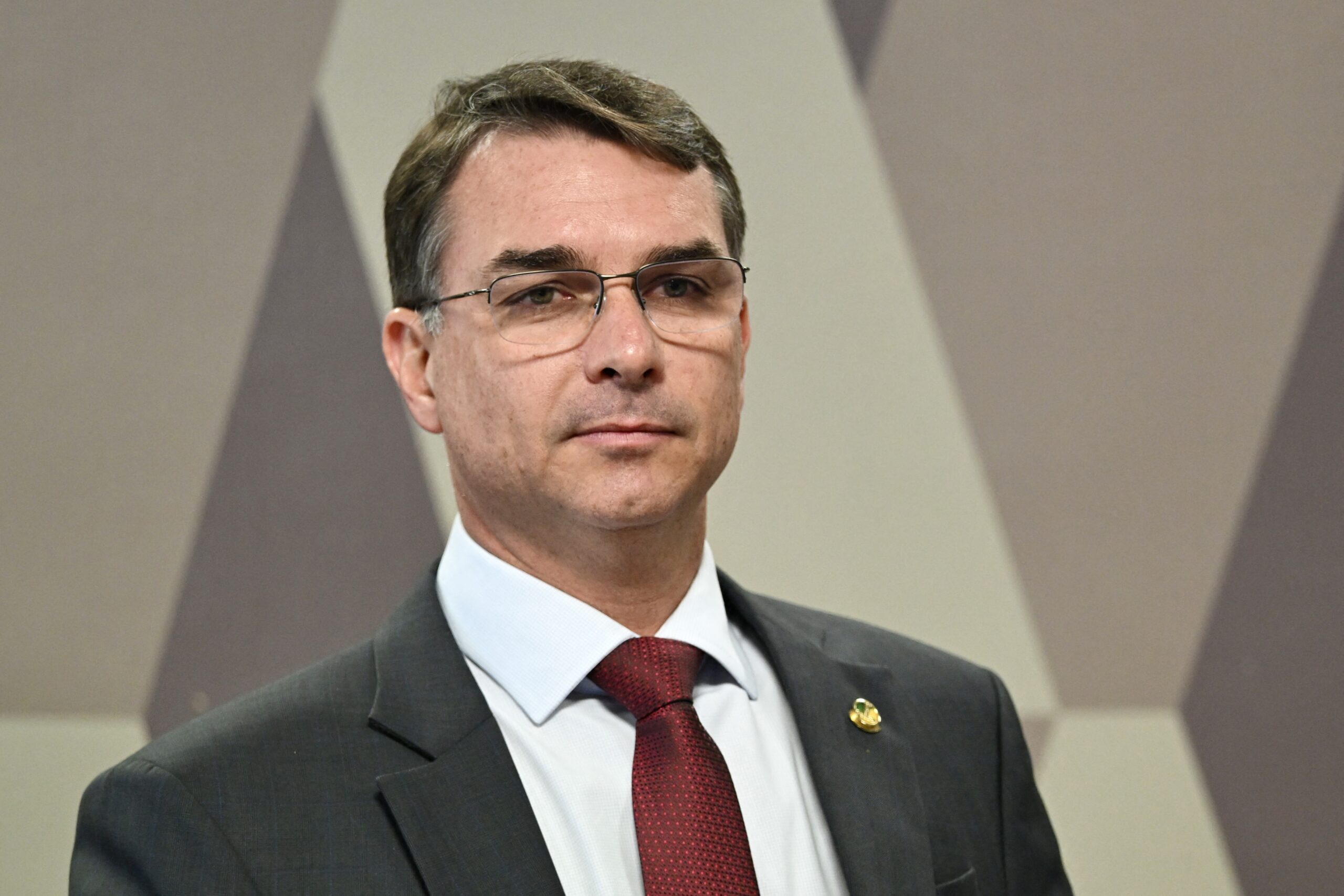 Reaproximação entre Michelle e Flávio Bolsonaro fortalece candidatura do PL, aponta análise