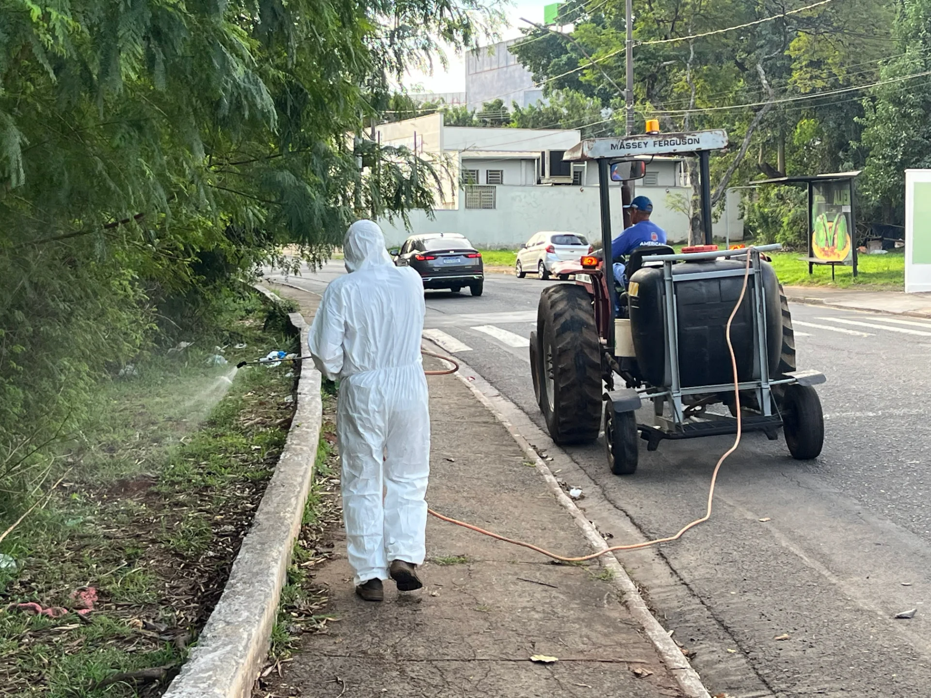 Prefeitura de Americana avança com aplicação de agente biológico para controle do carrapato-estrela na Av. Bandeirantes   