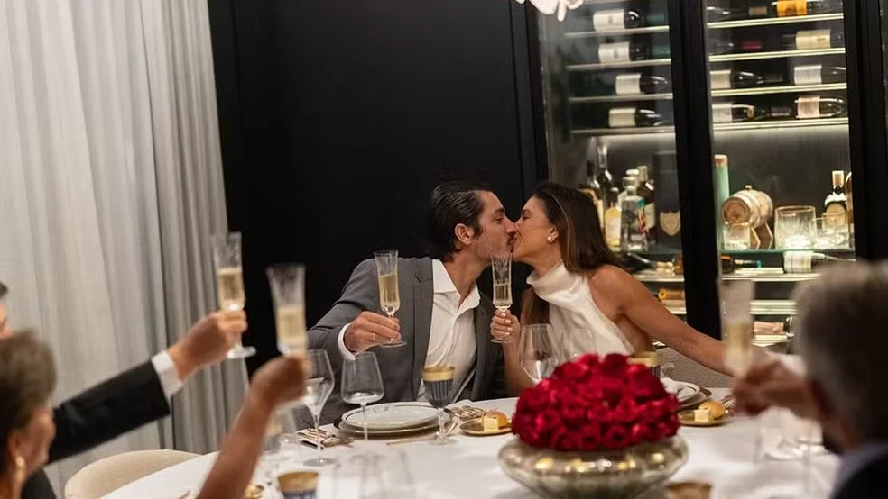 Mariana Rios e Juca Diniz oficializam noivado em jantar intimista