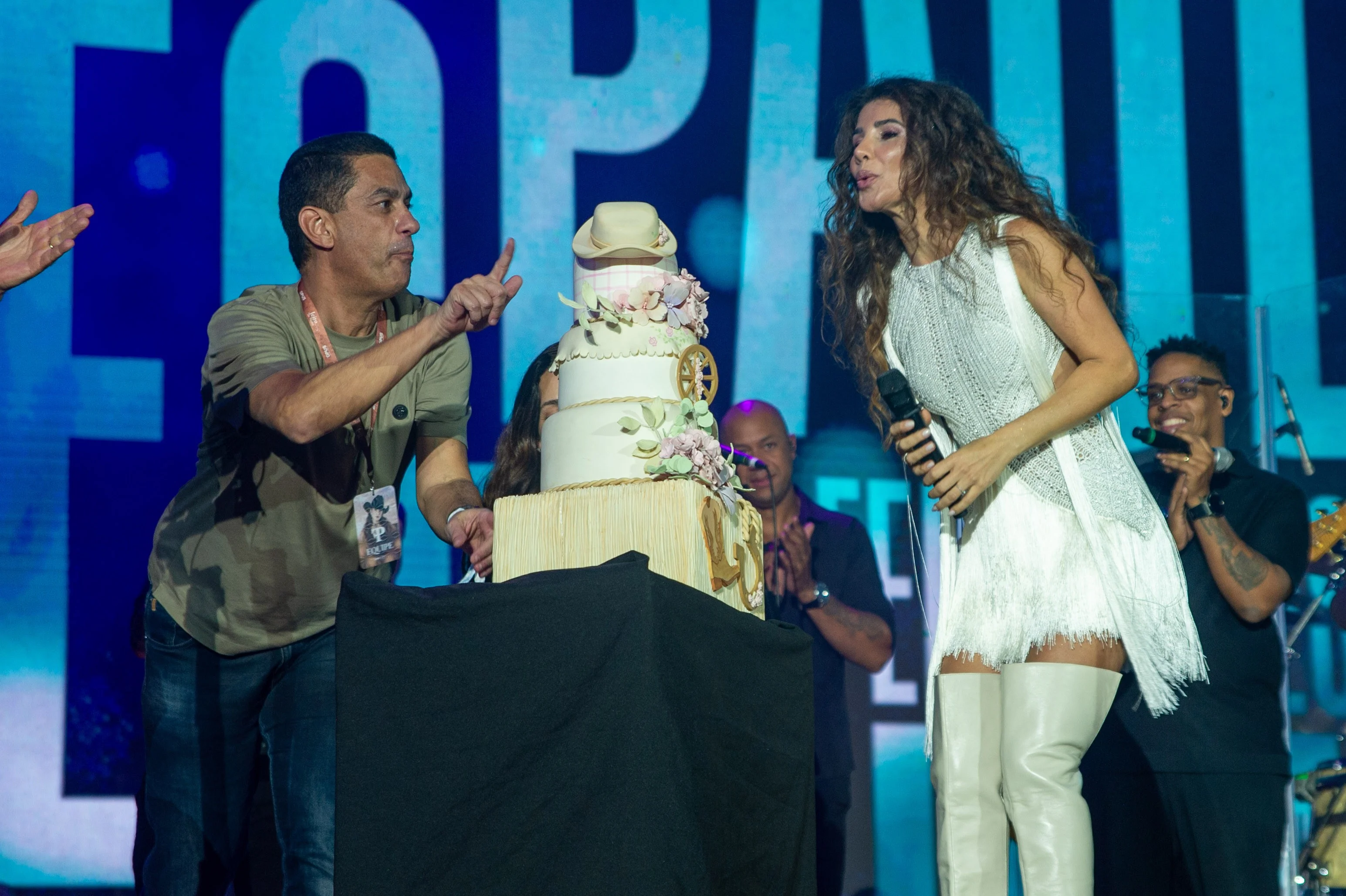 Com direito a bolo de quatro andares, Paula Fernandes ganha festa surpresa durante show em Barretos