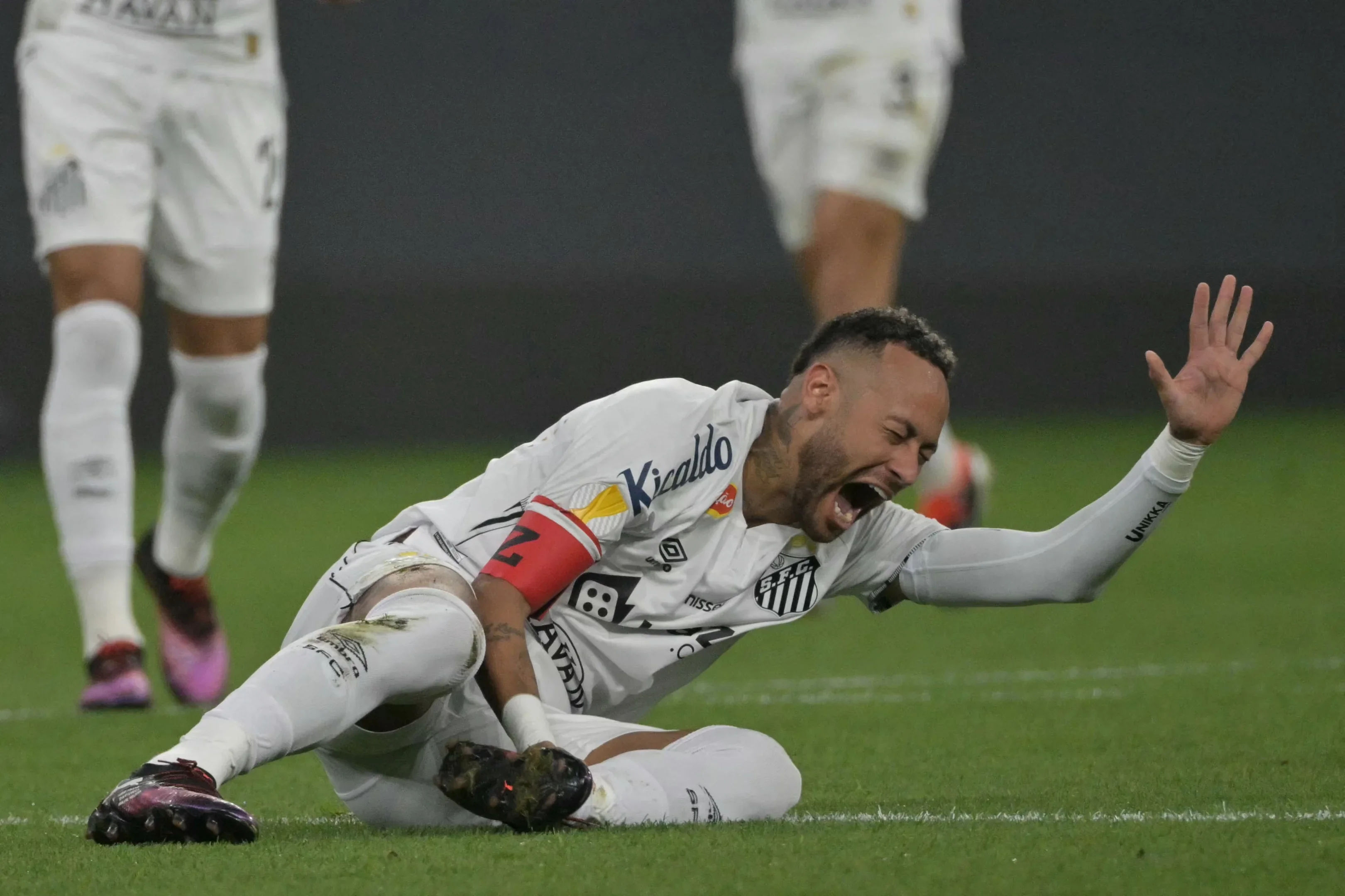 Neymar sofre lesão na coxa e desfalca o Santos contra o Internacional