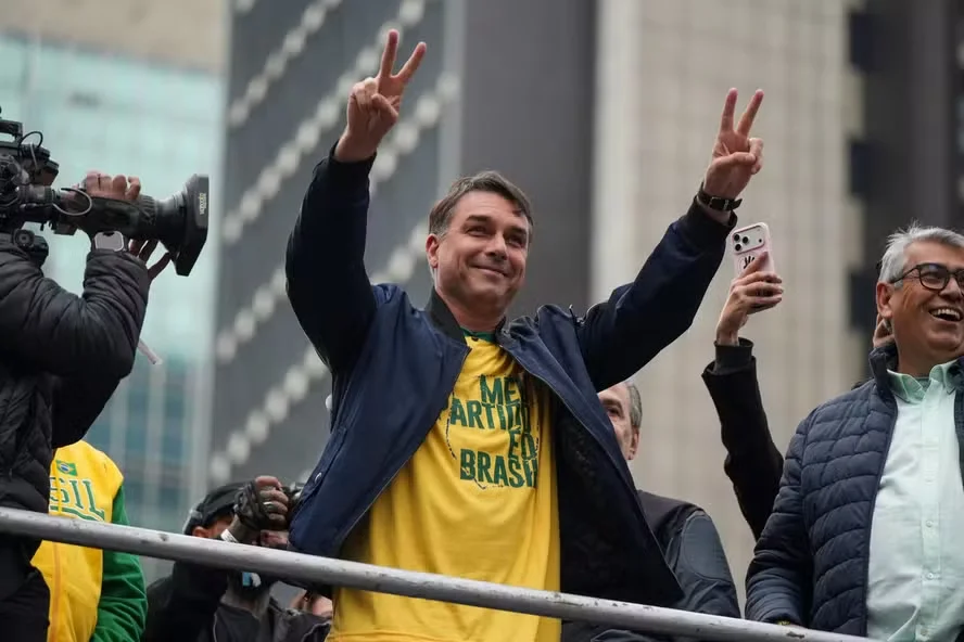 Flávio Bolsonaro critica decisão de Flávio Dino e diz que medida pode interferir nas eleições