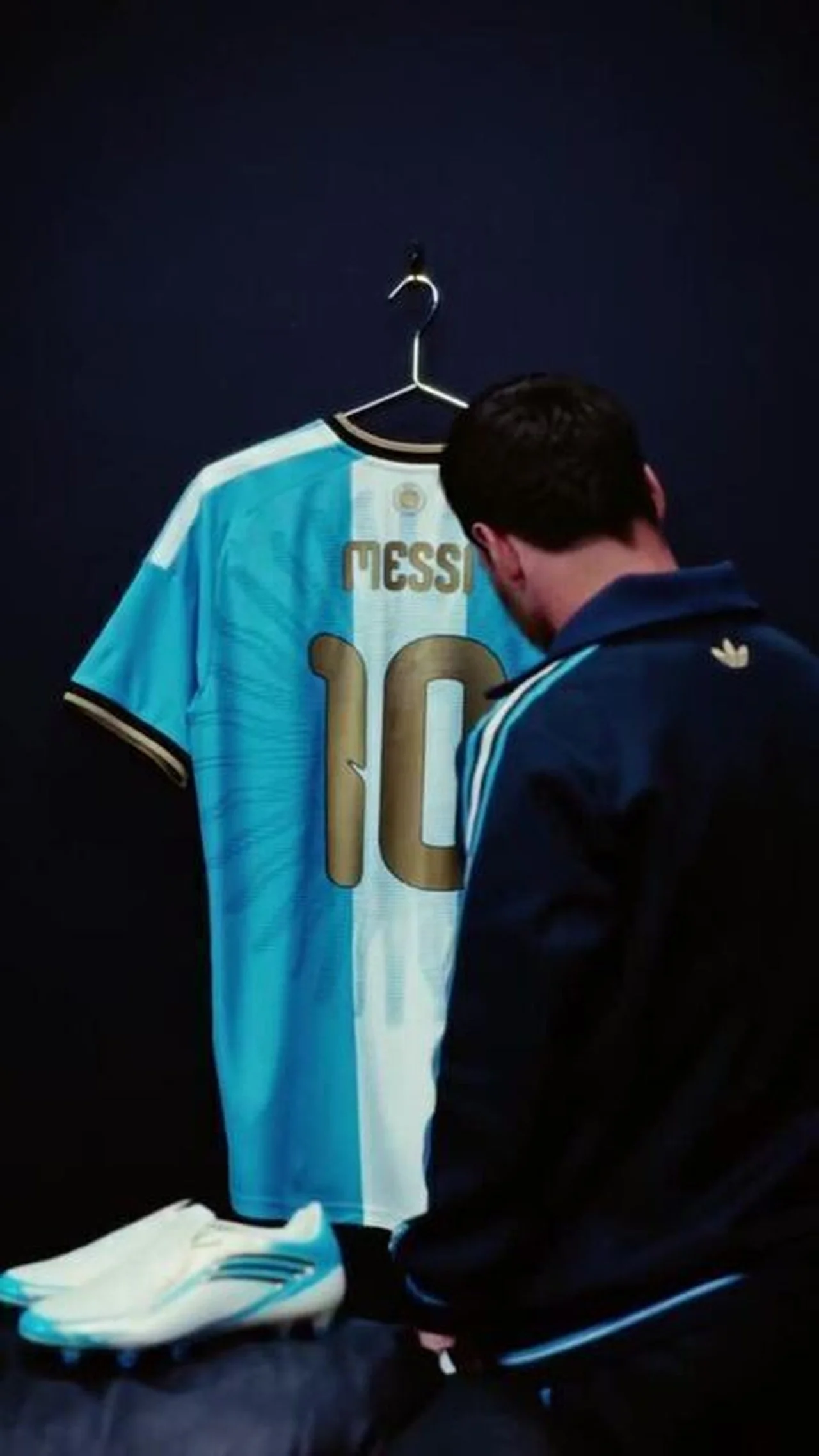 Messi apresenta camisa especial para despedida da seleção argentina