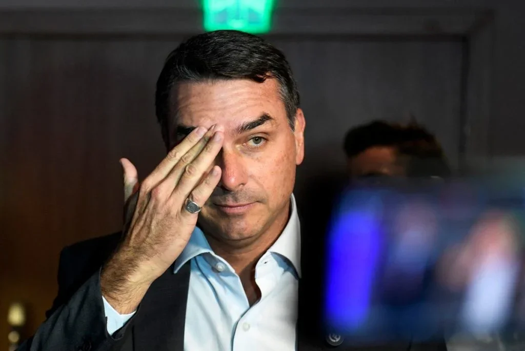 Flávio Bolsonaro viajou em jato ligado a Daniel Vorcaro em 2025, diz reportagem