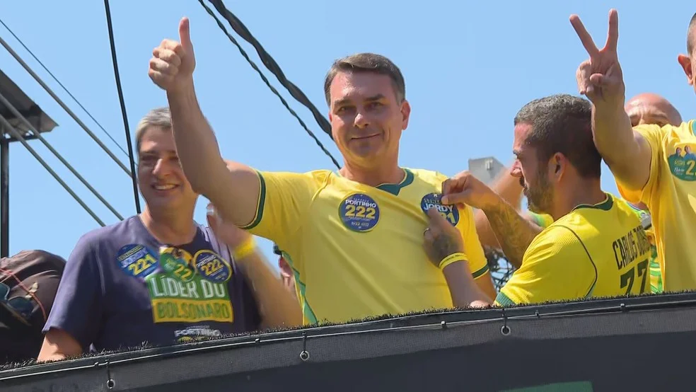 Flávio Bolsonaro e Tarcísio encerram campanha com carreata em Americana