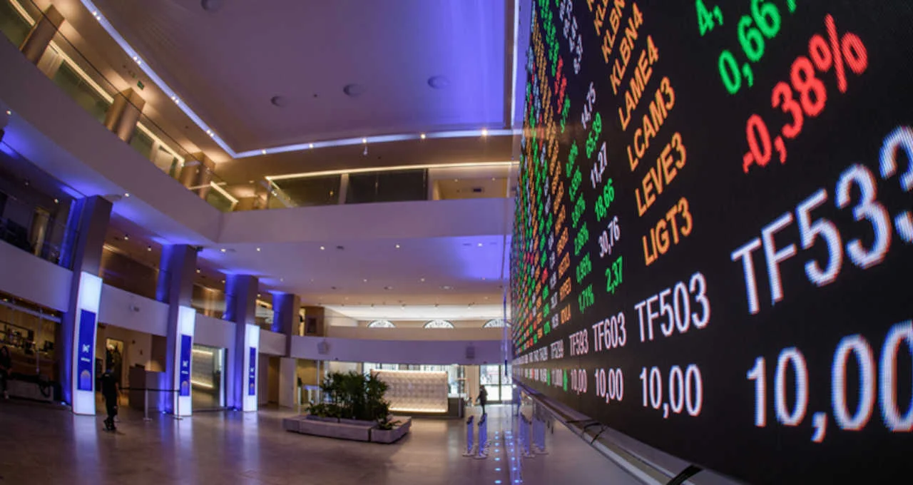 Ibovespa bate recorde histórico e dólar cai a R$ 5 após primeiro turno