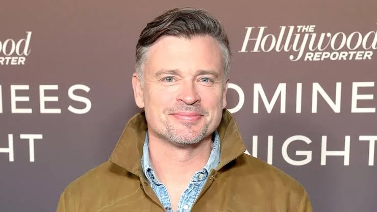 Tom Welling, astro de Smallville, viraliza após reflexo inesperado em foto publicada nas redes