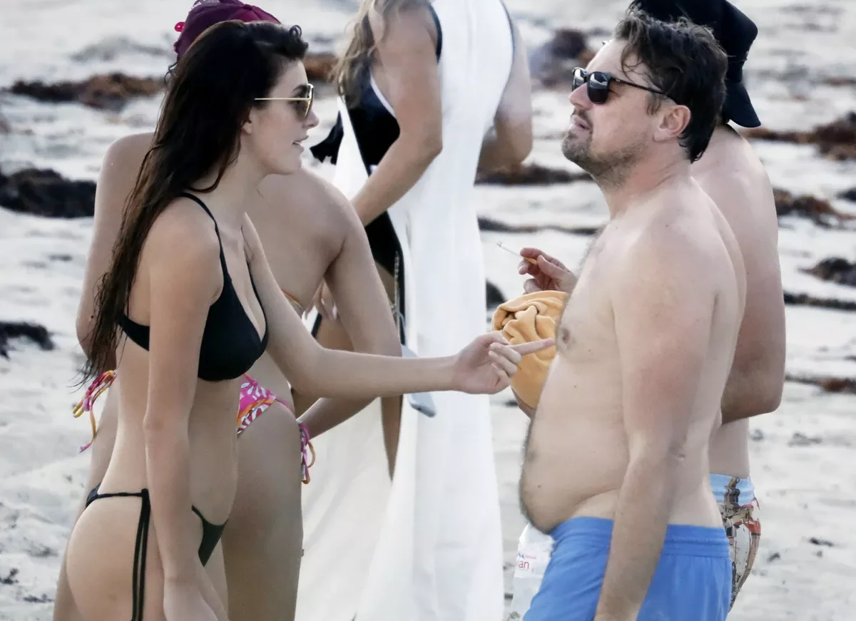Sem camisa, Leonardo DiCaprio curte praia no Havaí com a namorada Vittoria Ceretti