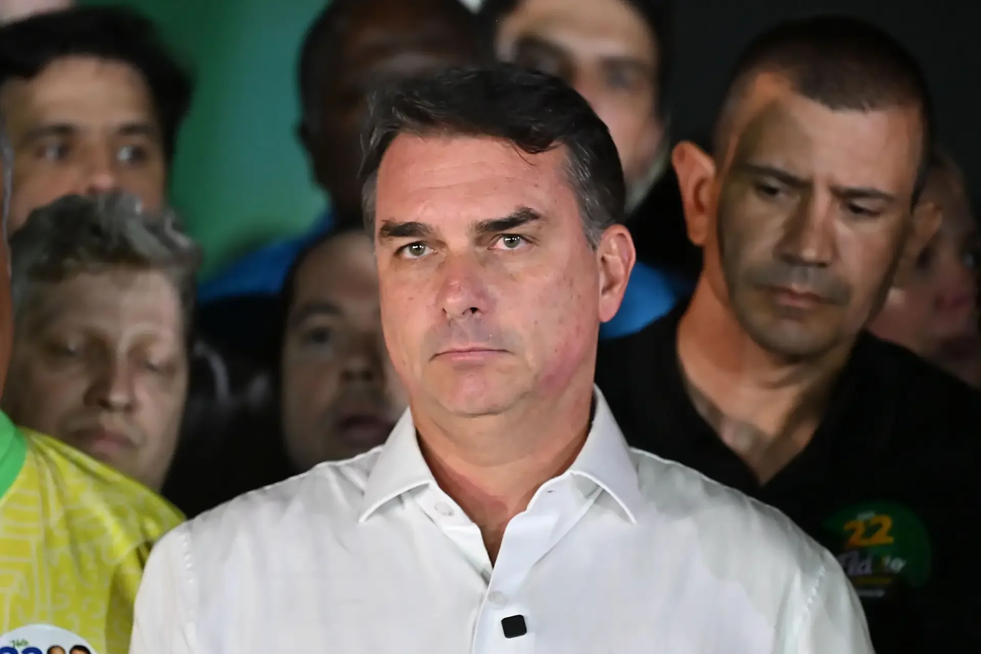Governo dos EUA vai conceder vistos a Flávio Bolsonaro e à família após saída do Brasil