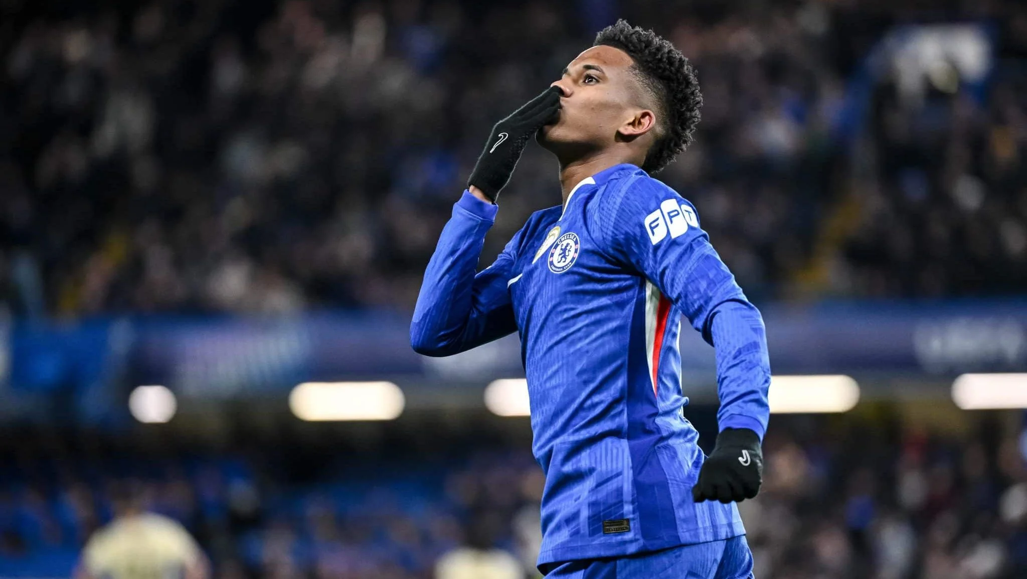 Barcelona monitora Estêvão após perda de espaço do brasileiro no Chelsea