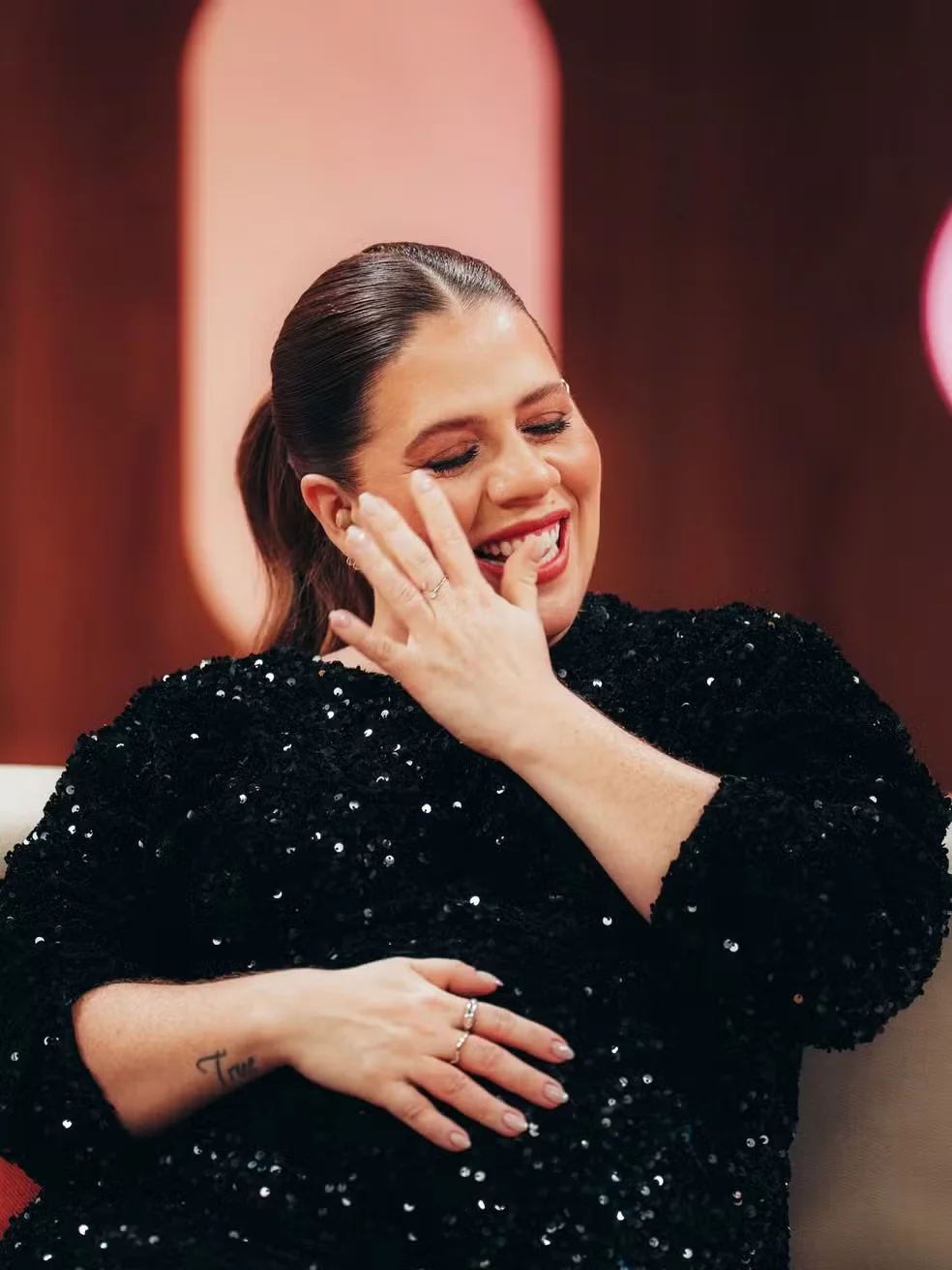 Tati Machado desacelera na reta final da gravidez e se despede do Saia Justa