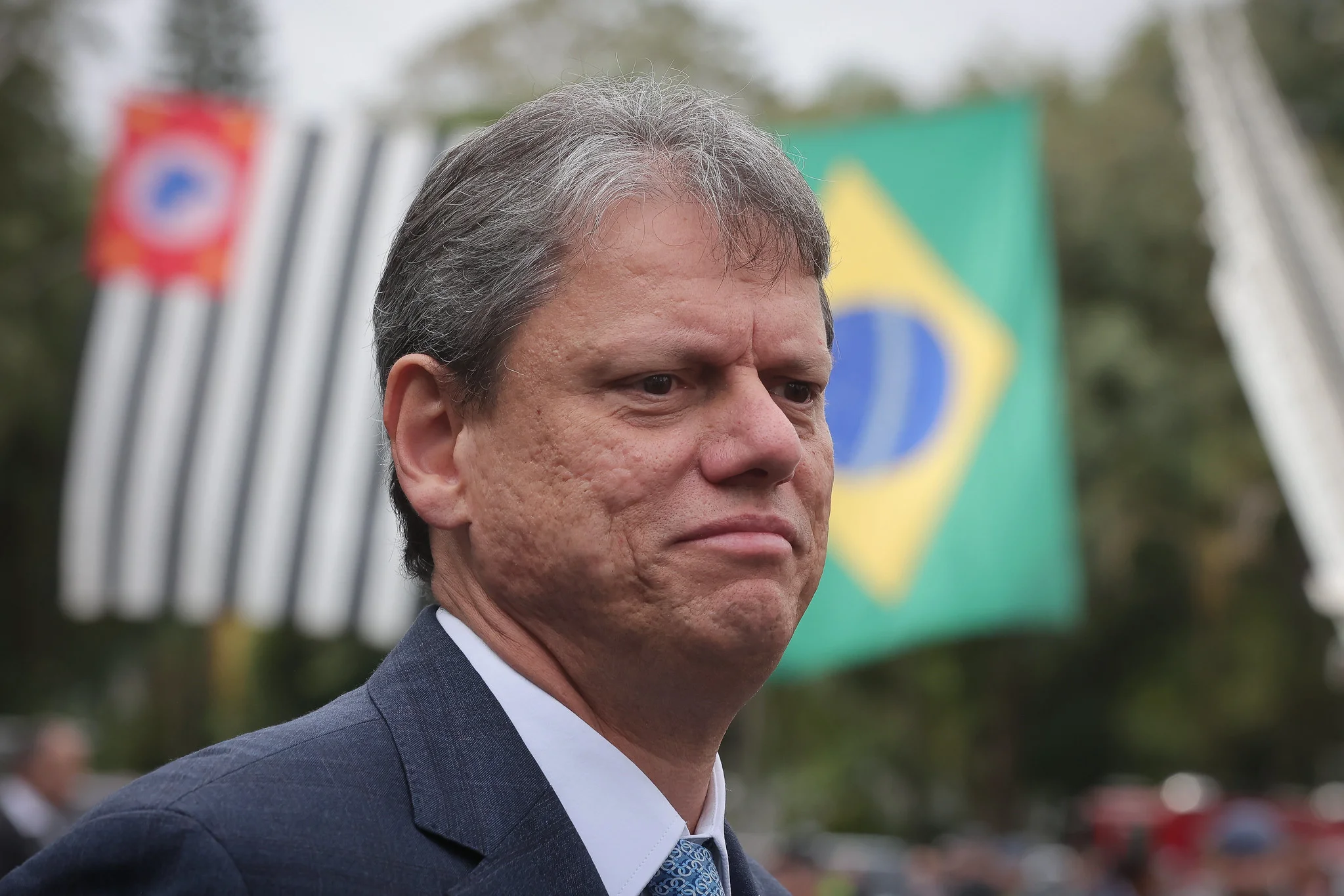 Tarcísio diz que aconselhou Flávio Bolsonaro a ficar no Brasil e admite disputar Presidência em 2030