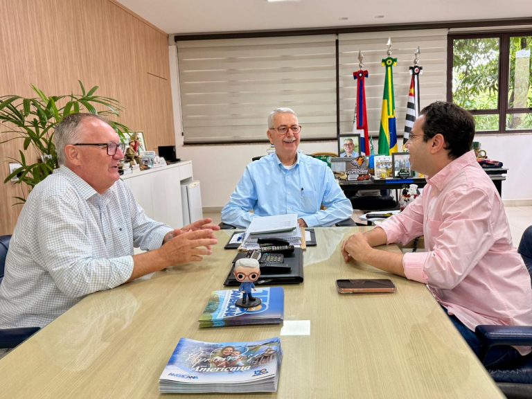 Prefeito Chico Sardelli entre o vice-prefeito Odir Demarchi e o secretário de Educação, Vinicius Ghizini (1)