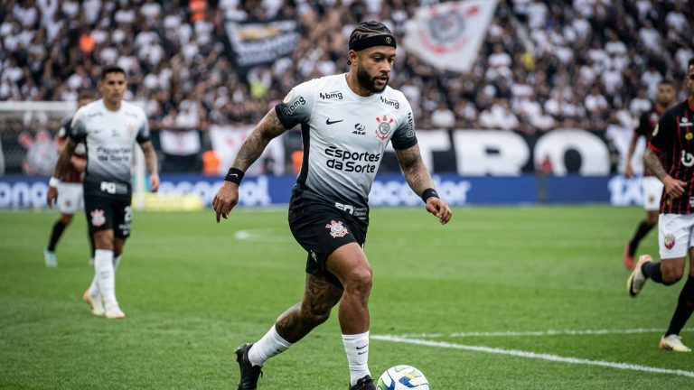 freepik_memphis-depay-img1-no-cam_2842464955