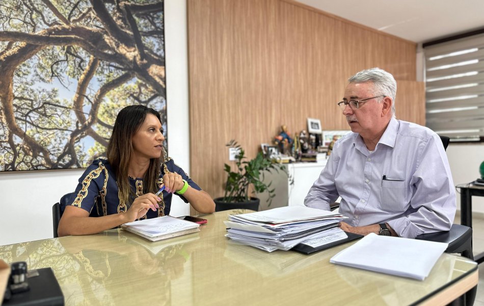 Prefeito Chico Sardelli ao lado da secretária de Fazenda, Simone Inácio de França Bruno (1)