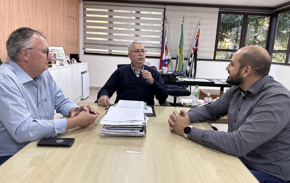 Prefeito Chico Sardelli entre o vice-prefeito Odir Demarchi e o secretário de Saúde, Danilo Carvalho Oliveira (1)