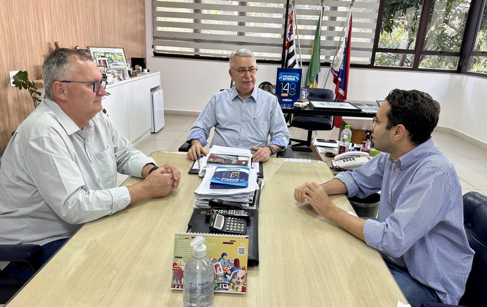 Prefeito Chico Sardelli entre o vice-prefeito Odir Dermachi e o secretário Vinicius Ghizini (1) (1)