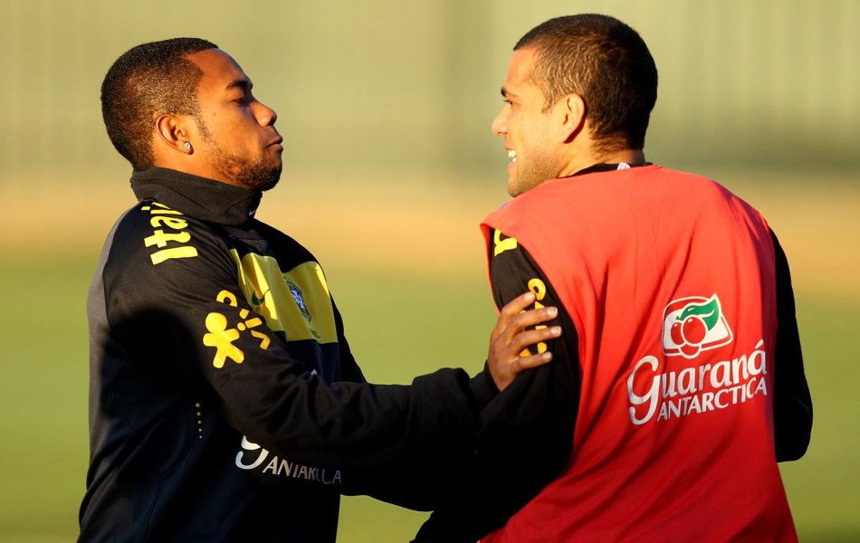 daniel-alves-discorda-de-comparacoes-com-robinho