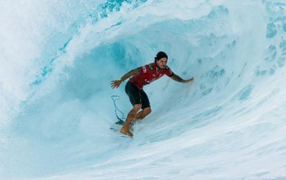 gabriel-medina-durante-etapa-de-pipeline-da-wsl-1707256005530_v2_450x450