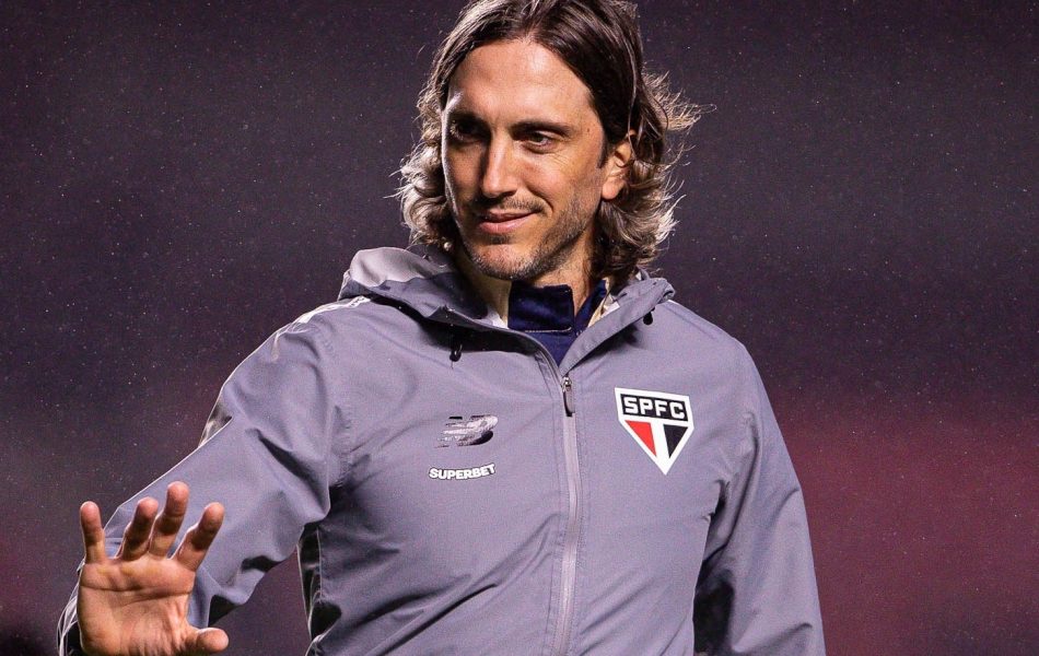 luis-zubeldia-tecnico-do-sao-paulo-durante-jogo-contra-o-athletico-no-brasileirao-1731201377947_v2_4x3